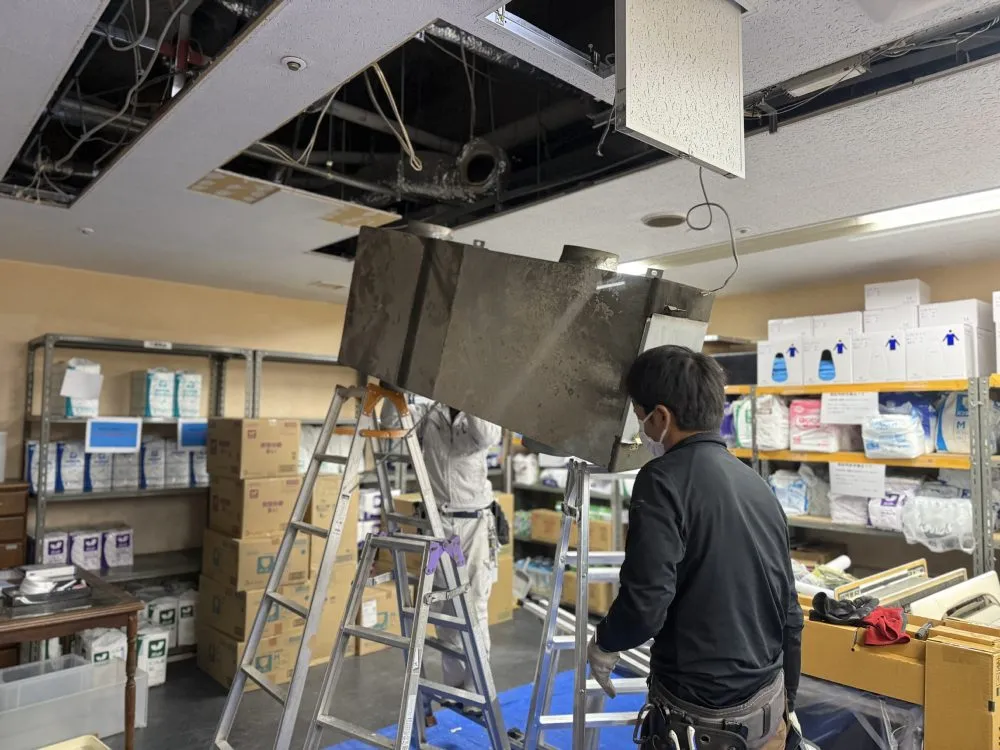天井裏の設備点検作業